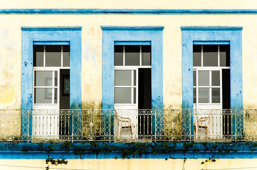 Gebäude Fassade mit Balkon und Türen in Agra dos Reis in Brasilien von Dieter Walther