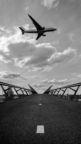 Vliegtuig boven een brug, panorama zwart-wit
