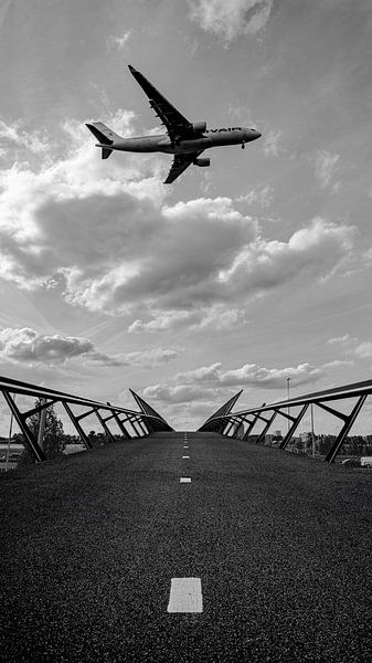 Avion au-dessus d'un pont, panorama noir et blanc par Yanuschka | Fotografie Noordwijk