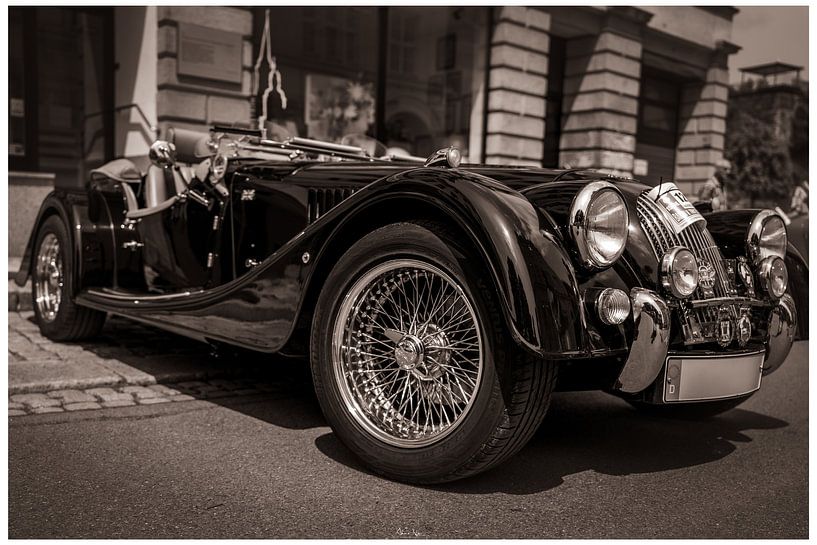 Glänzende Legende – Ein klassischer Roadster in Schwarz-Weiß von Ahma NJAI