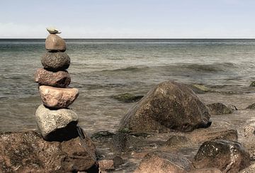 Stenen stapel bij de zee