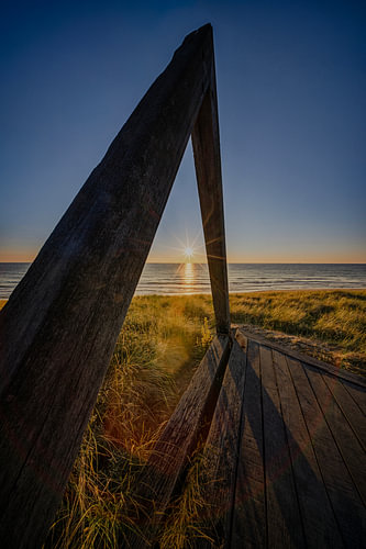 Zonsondergang door de duinovergang van Noordvoort