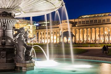 Fontein en koninklijk gebouw op Schlossplatz in Stuttgart