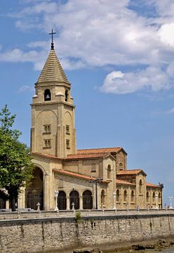 Sint-Pieterskerk in Gijon, Asturië - Spanje van insideportugal