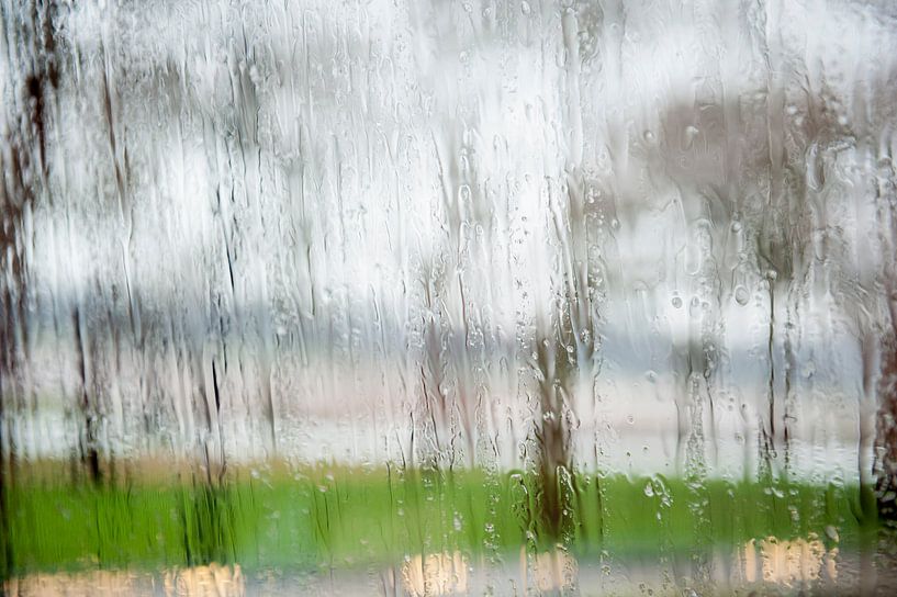 Regen tegen het raam van Mariska Hanegraaf