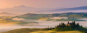 Panorama d'un lever de soleil à Podere Belvedere, Toscane, Italie