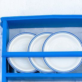 Armoire grecque bleue et blanche avec assiettes sur Annette Spaan