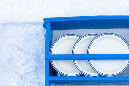 Blau-weißer griechischer Schrank mit Tellern von Annette Spaan