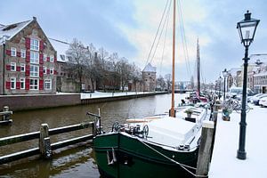 Zwolle Thorbeckegracht an einem kalten, verschneiten Wintermorgen