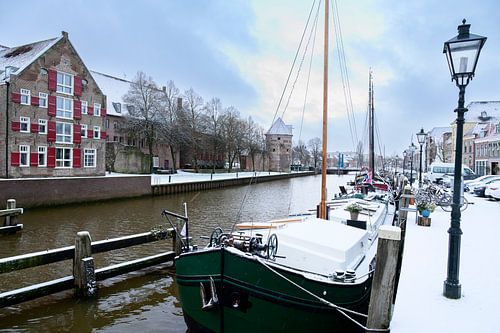 Zwolle Thorbeckegracht tijdens een koude besneeuwde winterochtend van Sjoerd van der Wal Fotografie