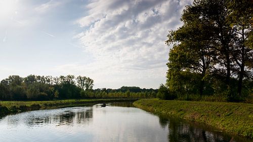 De Dommel met een mooie reflectie van de wolken in het water