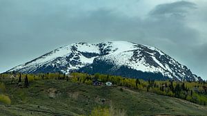 Besneeuwde bergtop