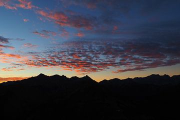 Dawn in the Alps - atmospheric mountain photography in the first light of day. by Miriam Schwarzfischer Fotografie