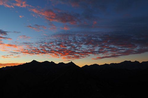 Dageraad in de Alpen - sfeervolle bergfotografie in het eerste licht van de dag.