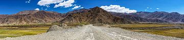  Dirt Straße in die Berge, Tibet von Rietje Bulthuis