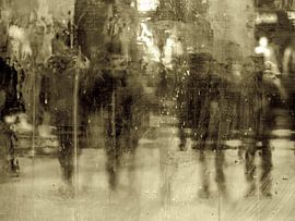 Doorgaan, almaar doorgaan. Ofwel: passanten in een drukke winkelstraat. by Anneriek de Jong