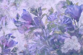 Compositie in paars, wit en groen. Een zachte dromerig beeld. van Ineke Mighorst