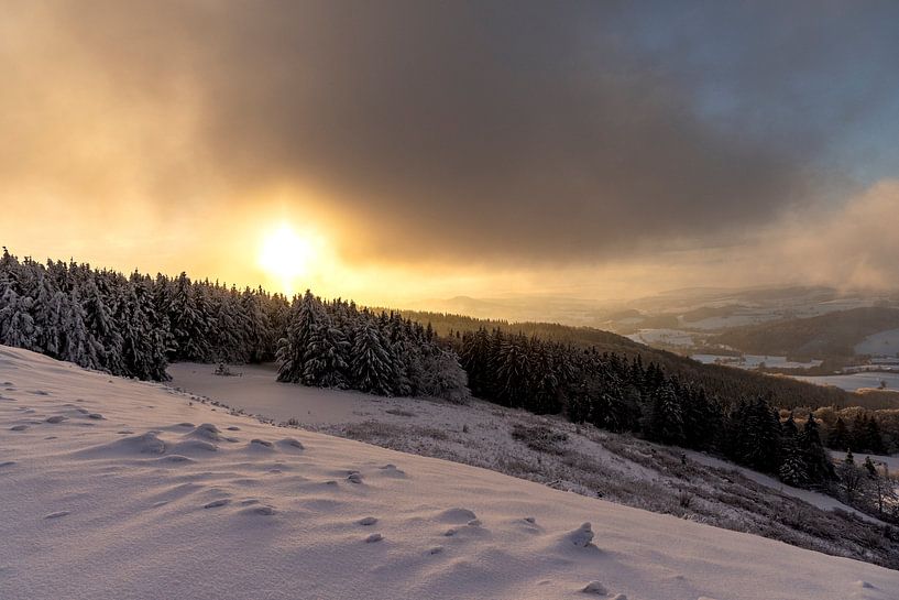 Traumhafte Abendstimmung in schneebedeckter Landschaft 2 von Holger W. Spieker
