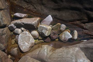 stenen in getijdenpoel II van Ralph Jongejan