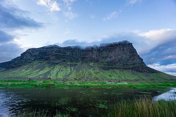 Majestueuze groene, met mos bedekte vulkanische berg op het eiland IJsland van adventure-photos
