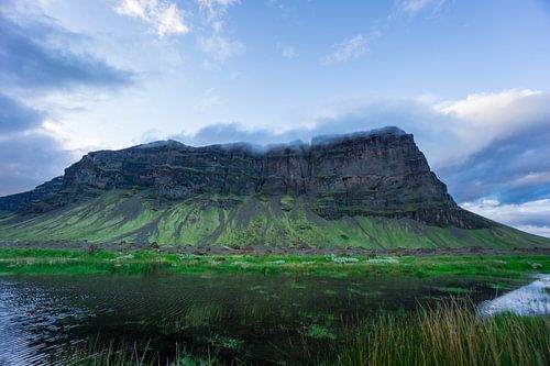 Majestueuze groene, met mos bedekte vulkanische berg op het eiland IJsland