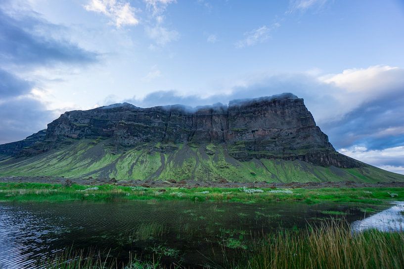 Majestueuse montagne volcanique couverte de mousse verte sur l'île d'Islande. par adventure-photos