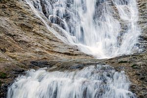 Puissante chute d'eau sur une paroi rocheuse