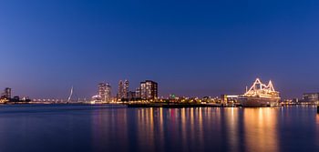 Kop van Zuid met SS Rotterdam bij nacht