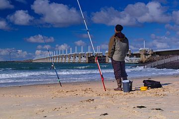 Barrage anti-tempête de l'Escaut oriental avec un pêcheur