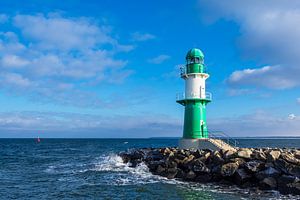 Mole und Molenturm an der Ostseeküste in Warnemünde