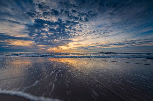 prachtige zonsondergang langs de Nederlandse kust 