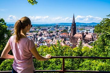 Allemagne, Jeune fille touriste au-dessus de la ligne d'horizon de Freiburg im Breisgau, pano sur adventure-photos