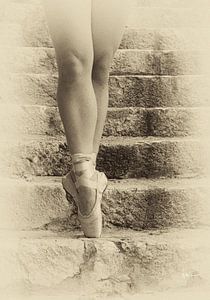 Ballerina op een kerk trap in sepia van jovadre