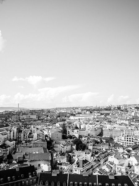 Lisbonne Portugal vue d'en haut | Photographie de voyage | Noir et blanc par Raisa Zwart