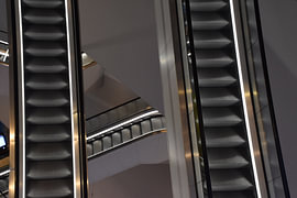 Escaliers roulants au Forum 4