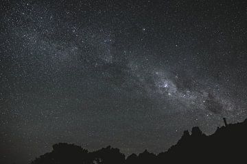 Mount Taranaki onder de Sterren: Een Kosmisch Spektakel van Ken Tempelers