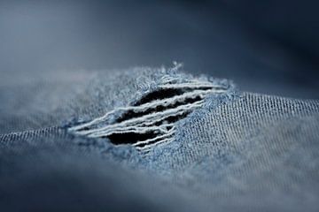 Detail van een scheur in spijkerbroek