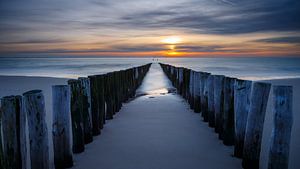 Sonnenuntergang an der Küste von Zoutelande Zeeland von Menno Schaefer