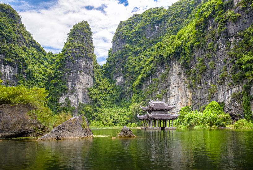 Tam Coc temple by Jelmer Laernoes