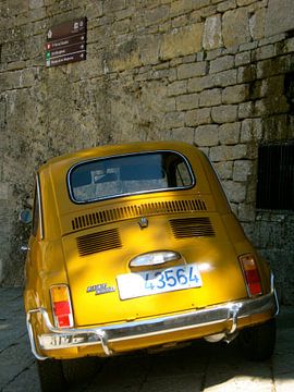 Knal gele FIAT 500 by Isabelle Val