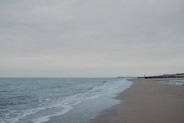Leeg strand Dishoek in Vlissingen van Deborah Hoogendijk - de Does