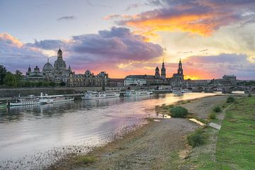 De skyline van Dresden bij zonsondergang