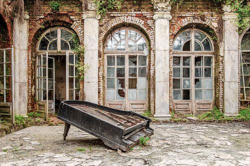 in verlassenes Klavier liegt still im Inneren eines verfallenen Palastes von Gentleman of Decay