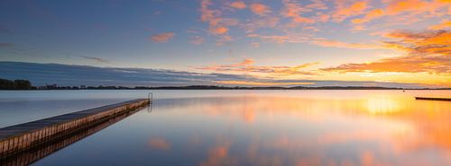 Panorama van het Veerse Meer in Zeeland tijdens zonsondergang