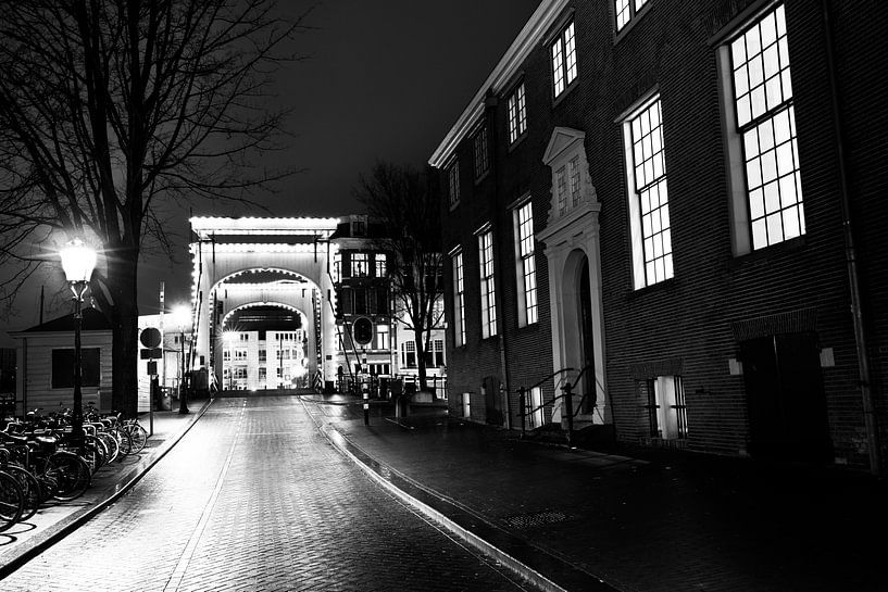 Amsterdam lichtjesbrug Amstel in de avond zwart-wit par Dexter Reijsmeijer