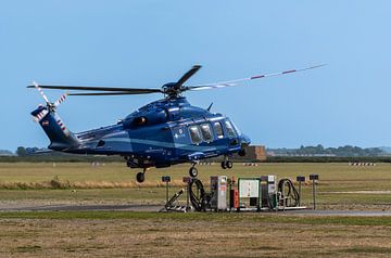 Politie die helicopter voltankt op Texel van Lies Bakker