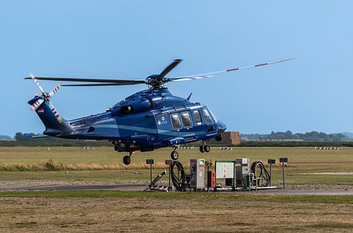 Politie die helicopter voltankt op Texel