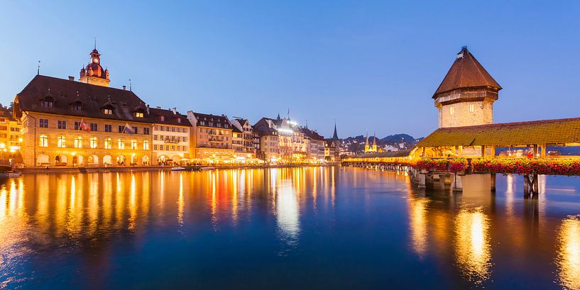 Luzern mit der Kapellbrücke am Abend von Werner Dieterich