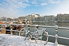 Besneeuwd Amsterdam aan de Amstel in Nederland van Eye on You