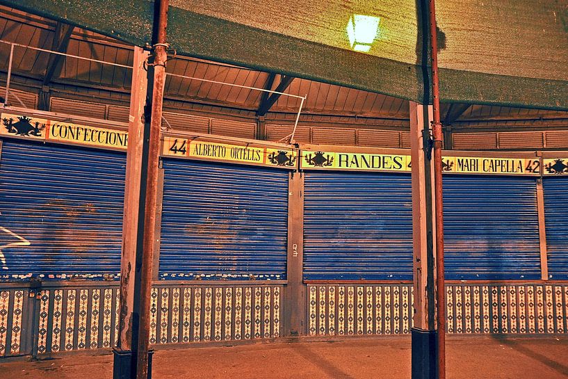 Verlassene, spanische Markthalle im Herzen Valencias von Silva Wischeropp